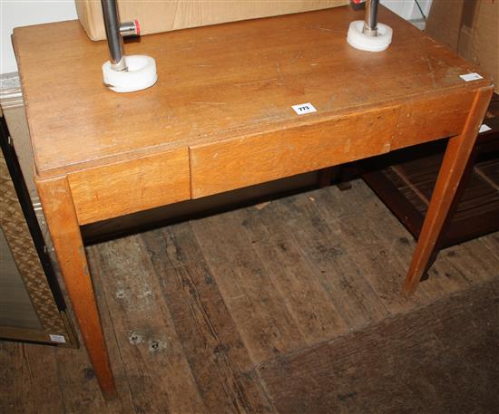 Oak writing table(-)